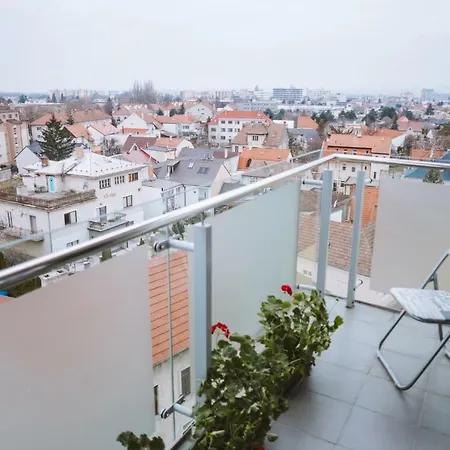 Apartmán Design Apartment, The City Centre Close To The Health Spa Piest'any