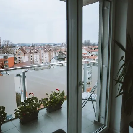 Design Apartment, The City Centre Close To The Health Spa Piest'any